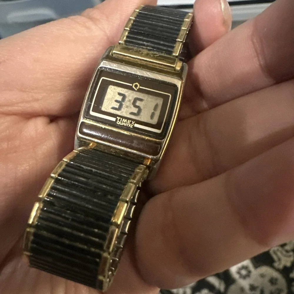 Working 1970s Vintage Timex Q Digital LCD Watch Gold‎ Tone Tank Case New Battery